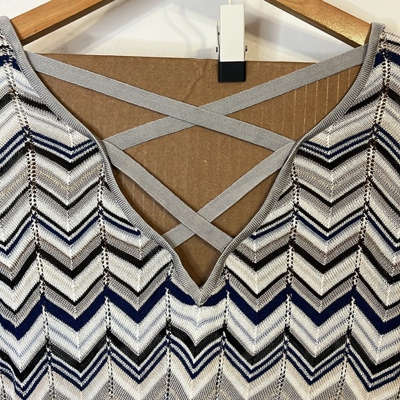 White House Black Market ZigZag Cross-Back White, Blue, Gray Sweater in Medium - Picture 8 of 16